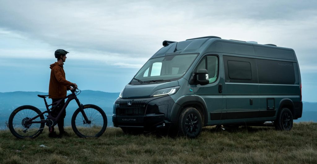 Tourne mit Mountainbike-Fahrer